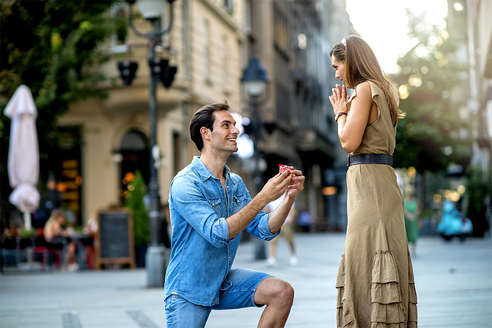 Pedir matrimonio con anillo de compromiso